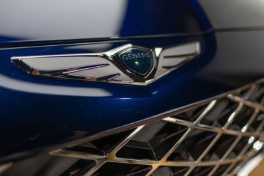 Premium blue Genesis GV80 in stil satışı, aerodinamik tasarım, güçlü motor, gelişmiş teknoloji, otomotiv endüstrisi Londra 'da - 24 Ekim 2024