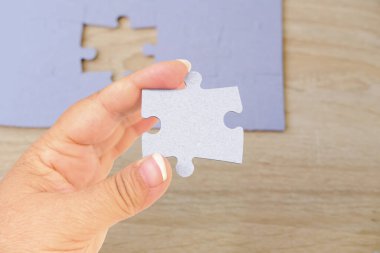 Kadın eli mukavva yapboz parçası, mantıksal beceriler, bulmaca çözme ve hafıza geliştirme, tamamlamak için iş kavramı