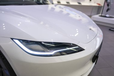 Kotor Körfezi marinasındaki lüks yatlar, Porto Karadağ 'daki son model marinaya yanaşmış, arkasında Montenegros ikonik dağları, Tivat, Karadağ - 6 Ağustos 2024 