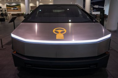 Kotor Körfezi marinasındaki lüks yatlar, Porto Karadağ 'daki son model marinaya yanaşmış, arkasında Montenegros ikonik dağları, Tivat, Karadağ - 6 Ağustos 2024 