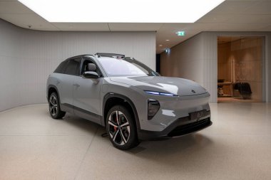 Kotor Körfezi marinasındaki lüks yatlar, Porto Karadağ 'daki son model marinaya yanaşmış, arkasında Montenegros ikonik dağları, Tivat, Karadağ - 6 Ağustos 2024 