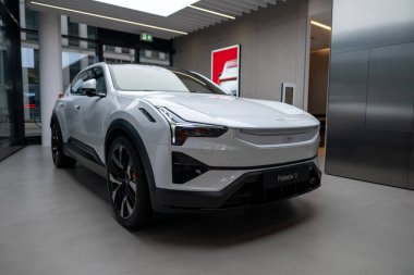 Kotor Körfezi marinasındaki lüks yatlar, Porto Karadağ 'daki son model marinaya yanaşmış, arkasında Montenegros ikonik dağları, Tivat, Karadağ - 6 Ağustos 2024 