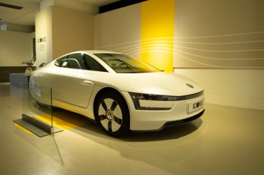 Kotor Körfezi marinasındaki lüks yatlar, Porto Karadağ 'daki son model marinaya yanaşmış, arkasında Montenegros ikonik dağları, Tivat, Karadağ - 6 Ağustos 2024 