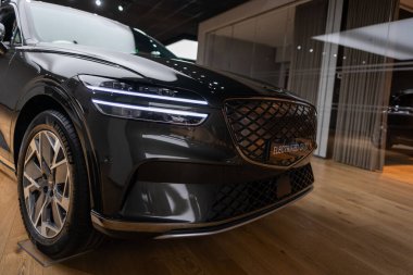 Kotor Körfezi marinasındaki lüks yatlar, Porto Karadağ 'daki son model marinaya yanaşmış, arkasında Montenegros ikonik dağları, Tivat, Karadağ - 6 Ağustos 2024 