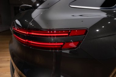 Kotor Körfezi marinasındaki lüks yatlar, Porto Karadağ 'daki son model marinaya yanaşmış, arkasında Montenegros ikonik dağları, Tivat, Karadağ - 6 Ağustos 2024 