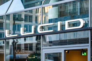 Kotor Körfezi marinasındaki lüks yatlar, Porto Karadağ 'daki son model marinaya yanaşmış, arkasında Montenegros ikonik dağları, Tivat, Karadağ - 6 Ağustos 2024 