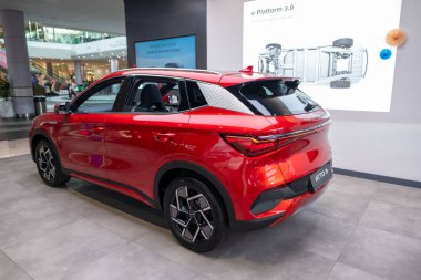 Kotor Körfezi marinasındaki lüks yatlar, Porto Karadağ 'daki son model marinaya yanaşmış, arkasında Montenegros ikonik dağları, Tivat, Karadağ - 6 Ağustos 2024 