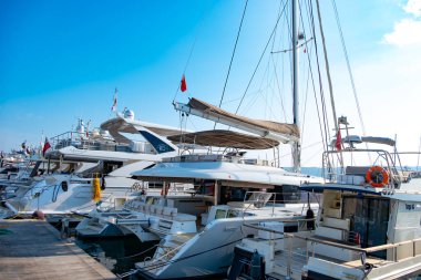 Kotor Körfezi marinasındaki lüks yatlar, Porto Karadağ 'daki son model marinaya yanaşmış, arkasında Montenegros ikonik dağları, Tivat, Karadağ - 6 Ağustos 2024 