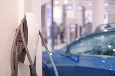 Elektrikli Charger elektrikli aracı, kablolu elektrik istasyonu, mavi elektrikli araba, Avrupa 'da elektrikli araç, alternatif enerji, teknoloji ve yenilik, yeşil teknoloji