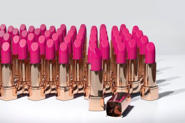 Lüks koleksiyon, ahududu, pembe ruj, altın kaplama tüpler zarif bir şekilde yerleştirilmiş, sofistike, kaliteli makyaj ürünlerini temsil eden, 3D