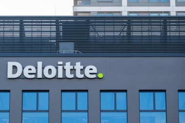 Logo danışmanlık şirketi Deloitte Touche Tohmatsu Limited Frankfurt şehir merkezindeki bina, çok uluslu profesyonel hizmet ağı, Büyük Dört muhasebe firması, Frankfurt - 19 Ocak 2025