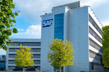 SAP SE şirket çevre dostu Avrupa ofisi logosu görünür, Alman yazılım-as-servis, yazılım veritabanı, teknoloji yeniliği, küresel bilişim şirketi, Walldorf, Almanya - 29 Temmuz 2024