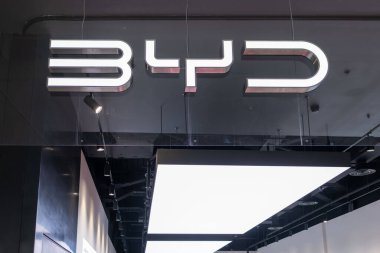 Siyah arka planda BYD reklamları, Çinli şirket üreticisi BYD Auto, şirket logosu tabelası, şirket logosu tabelası, Londra - 16 Eylül 2024