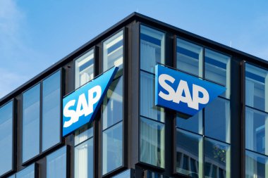 Kurumsal yapı cephesi üzerine SAP logosu, iş bölgesinde modern mimarisi olan Global yazılım şirketi merkezi, yenilikçi mühendislik, Eschborn, Almanya - 1 Eylül 2024