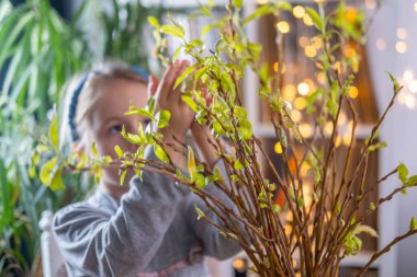 cezalı küçük çocuk gözyaşları içinde 5 yaşında, kız ağlıyor, yüzünü kapatıyor, parmaklarıyla gösterilen eller, konsept aşağılama, koruyucu duruş, aile içi şiddetten şikayetçi, aile eğitimi 