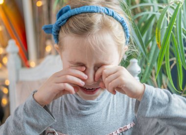 cezalı küçük çocuk gözyaşları içinde 5 yaşında, kız ağlıyor, yüzünü kapatıyor, parmaklarıyla gösterilen eller, konsept aşağılama, koruyucu duruş, aile içi şiddetten şikayetçi, aile eğitimi 