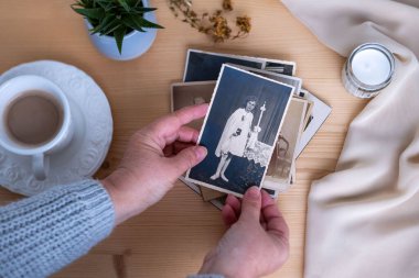 Eski Nostaljik fotoğraf albümü, ahşap masanın üzerinde boş bir resim alanı, hatıralar ve hatıralarla çevrili, konsept soy, hafıza ataları, aile bağları, duygusal atmosfer