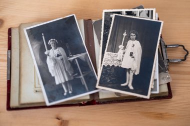 Boş alanlı klasik fotoğraf albümü, izleyicileri değerli anları korumaya davet ediyor, 50 'ler, 40' lar, aile ağacı, soy ağacı, hatıralar, aile bağlantısı nesiller