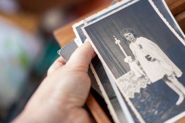 Yakın plan kadın resimleri, klasik siyah beyaz fotoğraflar, aile tarihini ve unutulmuş anları anmak, eski fotoğrafları sıralamak, tarihi arşiv, konsept soy ağacı, aile ağacı.