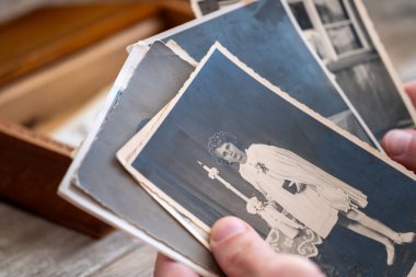 Yakın çekim erkek elleri siyah beyaz fotoğrafları sınıflandırır, nostalji ve geçmiş anıları hatırlatır, aile tarihini ve unutulmuş anları anar, aile arşivini hatırlar.