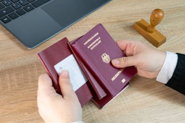 Yabancı pasaportları, Sınır Güvenlik ve Kontrol, Pasaport ve Vize Prosedürlerini titizlikle denetleyen kadın sınır devriye memurları.