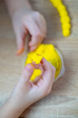 Kablosuz kulaklıklar, sembolik müzik, rahatlama ve devam eden eğlence, profesyonel son teknoloji ses teknolojisi. 