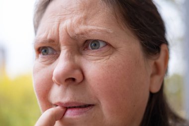 Uzun siyah saçlı bir kadın, elinde kitap kapağı ile düşüncelere dalmış bir kadın, edebi yansıma anı, doğada altın yapraklı bir kitap aşığı, kitap takdiri. 