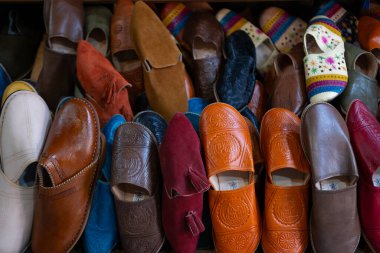 Beyaz kağıt uçak uçuyor, sembol umut ve yeni başlangıçlar, mavi gökyüzüne karşı kadının nazik eli, DIY origami kağıt uçak rüyaları ve özünde uçuşu ve emelleri simgeliyor. 