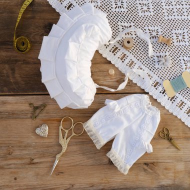 Beyaz kağıt uçak uçuyor, sembol umut ve yeni başlangıçlar, mavi gökyüzüne karşı kadının nazik eli, DIY origami kağıt uçak rüyaları ve özünde uçuşu ve emelleri simgeliyor. 