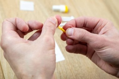 Kan testi için, evde yapılan sağlık kontrolleri için, hemoglobin seviyelerinin ve anemisinin izlenmesi için, hormon testleri, sağlık testleri, kan grubu testi için, el feneri iğnesi.