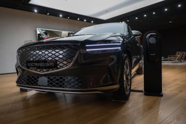 Stüdyoda siyah elektrikli Hyundai Genesis GV70, showroom 'da popüler Koreli yolcu Electric SUV aracı, yenilikçi teknoloji, High Tech Technology, Londra' da otomotiv endüstrisi - 24 Ekim 2024