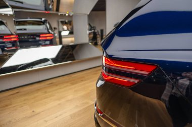 Premium blue Genesis GV80 in stil satışı, aerodinamik tasarım, güçlü motor, gelişmiş teknoloji, otomotiv endüstrisi Londra 'da - 24 Ekim 2024