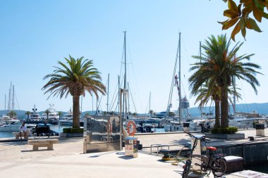 Lüks Tivat tatil beldesi, kıyı marinası, Karadağ limanı, zarif konutlar, Tivat tatil beldesi ve yüksek yeşil dağlar, Tivat, Karadağ - 4 Ağustos 2024