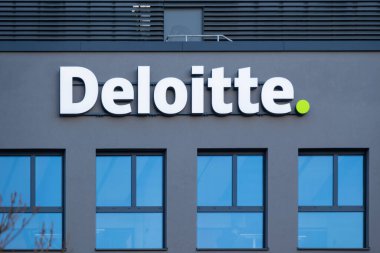 Logo danışmanlık şirketi Deloitte Touche Tohmatsu Limited Frankfurt şehir merkezindeki bina, çok uluslu profesyonel hizmet ağı, Büyük Dört muhasebe firması, Frankfurt - 19 Ocak 2025