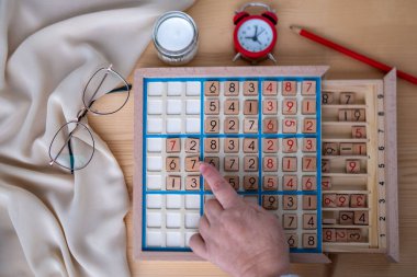 Avro tutan, avroya para yatıran, başarıya sevinen, neye harcayacağını tahmin eden, iyi mali davranışı teşvik eden, ekonomik farkındalık, para yönetimi 