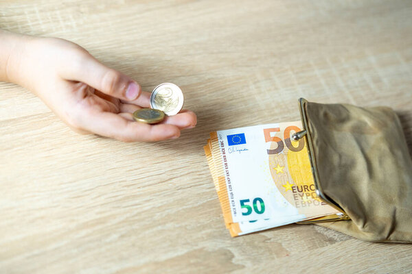 довольный человек с евро, деньги евро в вентиляторе, радуется успеху, ожидает, на что их потратить, поощряя хорошее финансовое поведение, экономическую осведомленность, управление деньгами 