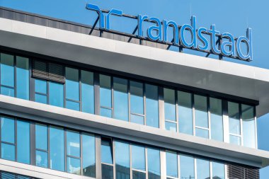 Palmiye ağaçları ve binaları olan Marakeş caddesi, bölgesel şehir mirası, Afrika kızıl şehri, mirası ve otantik doğu mimarisi, Marakeş, Fas - 7 Ocak 2024 