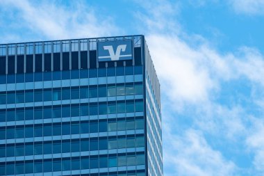 Modern Volksbank tabelası cam cephe gökdelen ofis binasına karşı mavi gökyüzü, yüksek katlı cam cephe, küresel ekonomi, Almanya 'da profesyonel finans hizmetleri, Frankfurt - 9 Şubat 2025