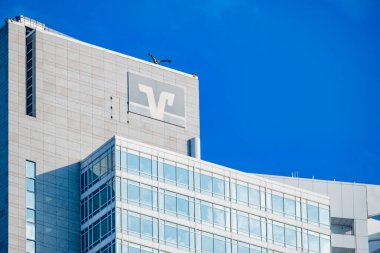 Modern Volksbank tabelası cam cephe gökdelen ofis binasına karşı mavi gökyüzü, yüksek katlı cam cephe, küresel ekonomi, Almanya 'da profesyonel finans hizmetleri, Frankfurt - 9 Şubat 2025