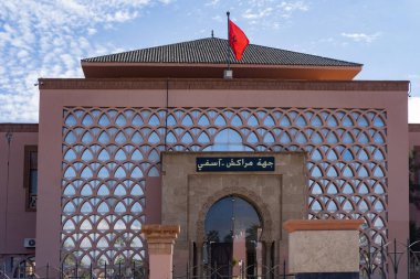 Marakeş-Safi bölge binası, Fas bayrağı dalgalanması, Afrika kızıl şehri, miras ve otantik doğu geleneksel mimarisi, Marakeş, Fas - 7 Ocak 2024