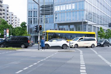Sarı tramvay kullanma, insan tramvay istasyonu, şehir ulaşımı ve şehir ulaşımı, Avrupa, Berlin, Almanya 'da günlük sokak sahnesi - 24 Nisan 2024