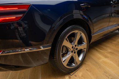 Premium blue Genesis GV80 in stil satışı, aerodinamik tasarım, güçlü motor, gelişmiş teknoloji, otomotiv endüstrisi Londra 'da - 24 Ekim 2024