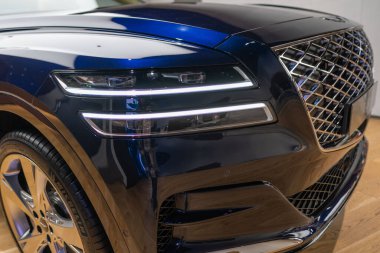 Premium blue Genesis GV80 in stil satışı, aerodinamik tasarım, güçlü motor, gelişmiş teknoloji, otomotiv endüstrisi Londra 'da - 24 Ekim 2024