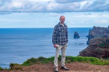 Genç gezgin Madeira 'nın volkanik manzarası Madeira Adası seyahati, Viewpoint Calhau da Furna do Bode, kıyı keşfi takımadaları, Portekiz macera tatili