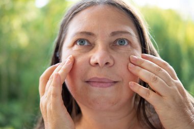 Uzun kahverengi saçlı, yaşla ilgili değişimler, zarif bir şekilde yaşlanmalar, cilt değişiklikleri ve yerçekimsel ptosis, zarif bir şekilde yaşlanma, kendini sevme.