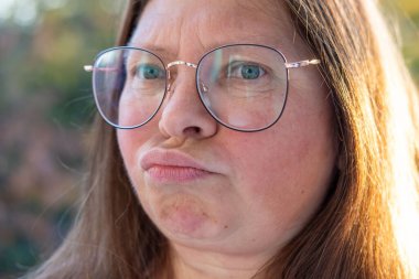 Çift çene, olgun kadın 50 yaşında, insan boynu, yan görüş, cilt kırışıklıkları, yüz gerdirme, yaşla ilgili deri değişiklikleri, estetik enjeksiyon kozmetolojisi, bakım yaşlanmayı önleyici prosedürler.