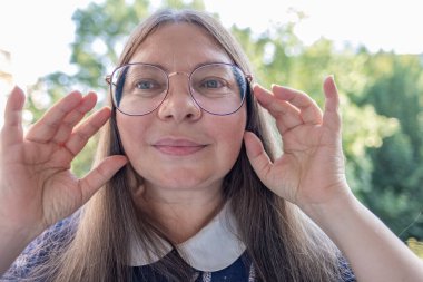 Şoktan patlayan gözleri, şişen gözleri, komik yüzü, akıl sağlığı, şaşkınlık içinde ağzı açık bir kadın.