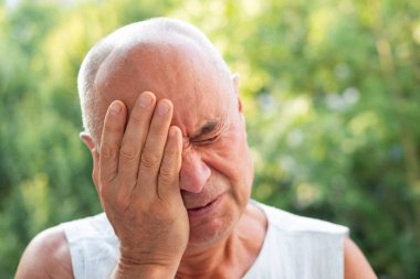 Mutsuz yaşlı bir adam, 60-65 yaşlarında, gözleri kapalı, acıdan ağlıyor, gözleri kapanıyor, gözyaşları sel gibi akıyor, yaşlı keder, duygusal sıkıntı