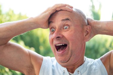 Ucube, son sınıf öğrencisi, göz kırpan, kendisiyle alay eden, hayatın basit zevklerini kucaklayan, neşeli emekliliğine sıcaklık saçan ve bulaşıcı bir kahkaha atan.