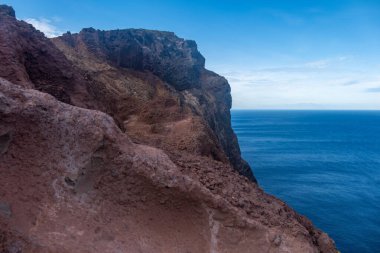 Bakış açısı Calhau da Furna do Bode on Madeira, yeşil tepeler denizle buluşur, keşif takımadaları, ada gezileri, Atlantik Okyanusu macera tatili, güzellik volkanik arazisi, Madeira, Portekiz